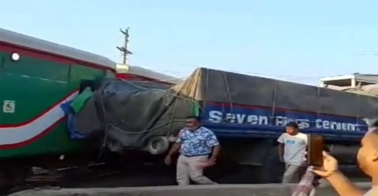 গাজীপুরে কক্সবাজারগামী পর্যটকবাহী ট্রেনের সঙ্গে ট্রাকের সংঘর্ষ