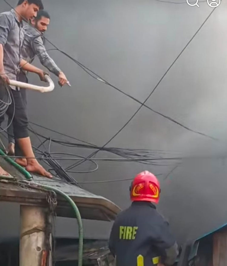 টঙ্গীর মিলগেটে তুলার গোডাউনে ভয়াবহ আগুন
