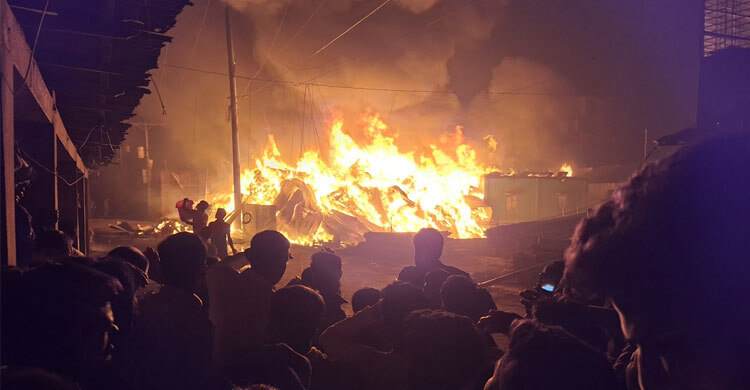গাজীপুরে ঝুট গুদামে ভয়াবহ আগুন