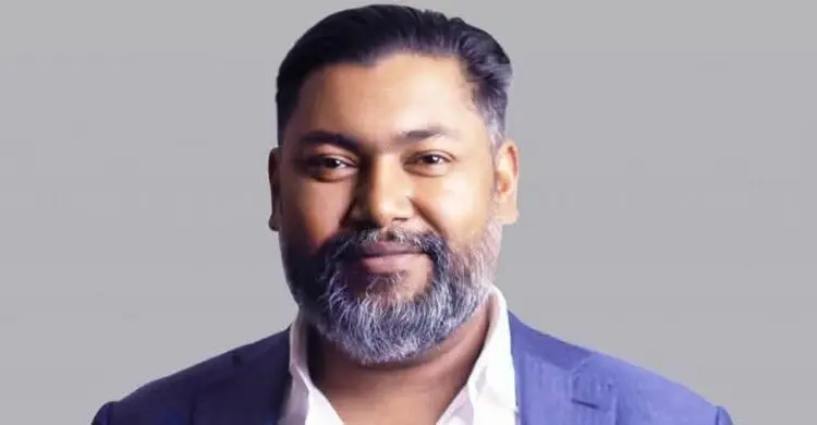 ৩০ বছর পর বাবার হারানো আসন পুনরুদ্ধার করলেন ছেলে