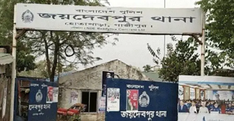 নৈশপ্রহরীর বাড়িতে ডাকাতি, বাধা দেওয়ায় গৃহকর্ত্রীকে হত্যা