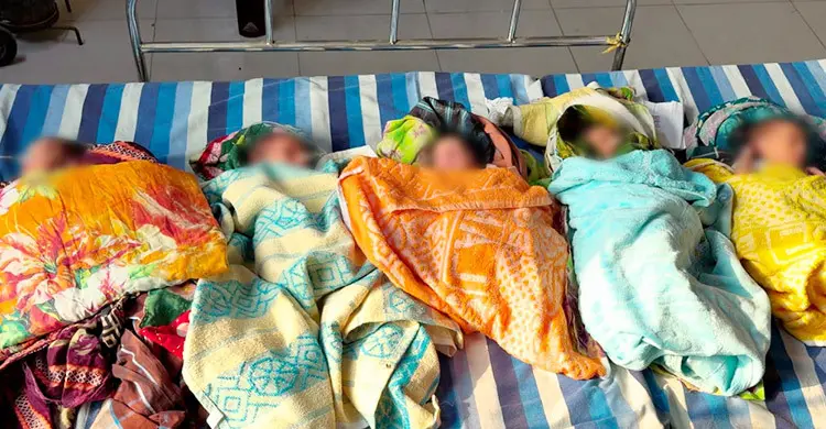 গাজীপুরে পাঁচ নবজাতককে বুকে নিয়ে হাসিমুখে বাড়ি ফিরলেন মা