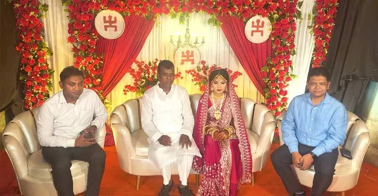 সুইপারের মেয়ের বিয়ের দাওয়াতে গিয়ে প্রশংসায় ভাসছেন ডিসি