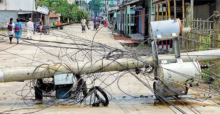 গাইবান্ধায় ঝড়ে লন্ডভন্ড বাড়িঘর, বিদ্যুৎ বিচ্ছিন্ন লক্ষাধিক পরিবার