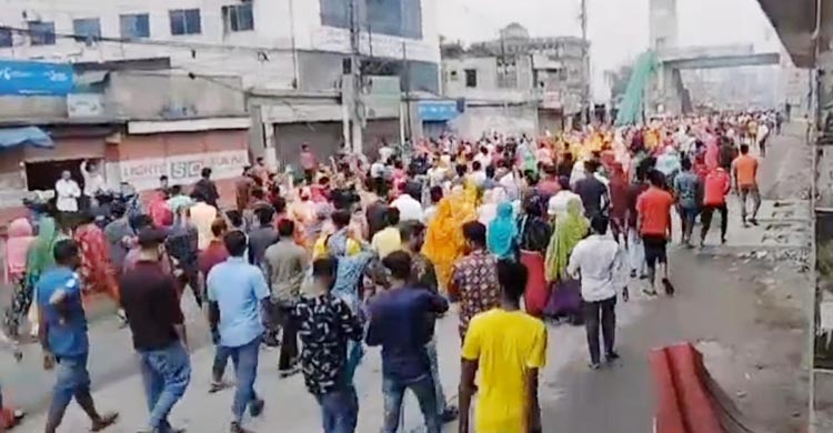বেতন দাবির পর কারখানা বন্ধ, আন্দোলনে শ্রমিকরা