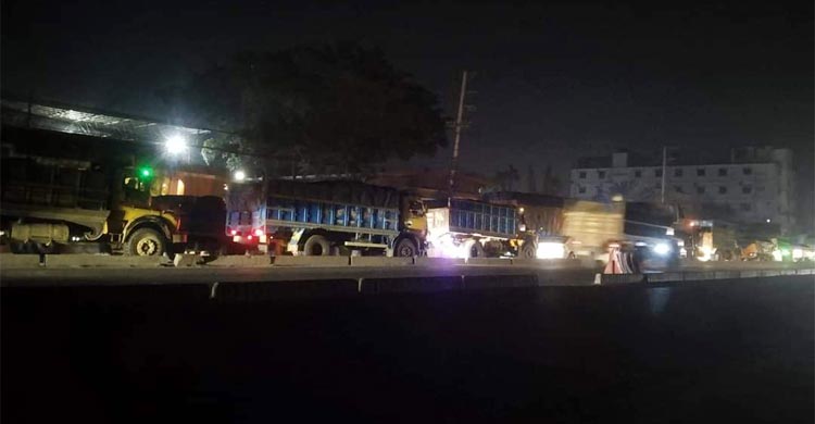 গাজীপুরে সড়ক দুর্ঘটনায় দুই নারীসহ নিহত ৪