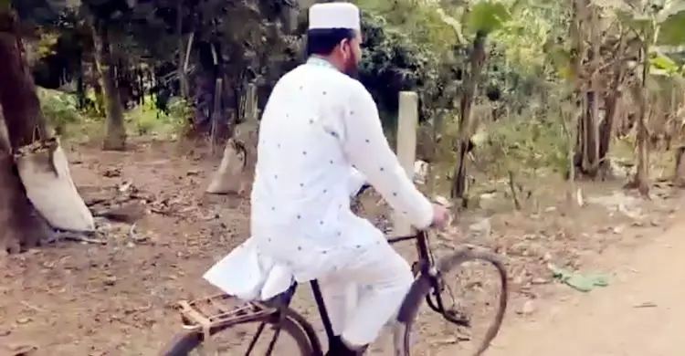 বৃদ্ধকে নিজের গাড়িতে তুলে দিয়ে বাইসাইকেল চালিয়ে গেলেন এমপি