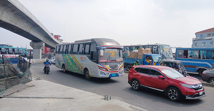 চন্দ্রায় তীব্র যানজট, ভোগান্তিতে ঘরমুখো মানুষ