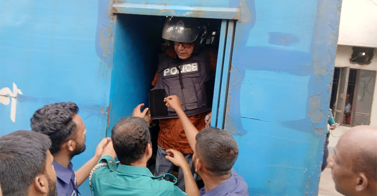 গাজীপুরে আদালতে দীপু মনি-পলকের ওপর ডিম নিক্ষেপ