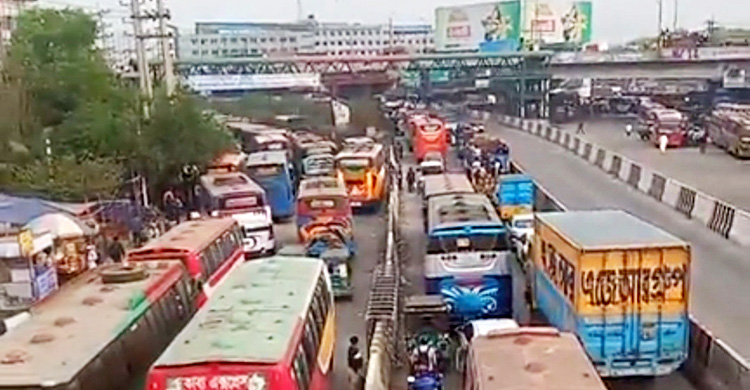 চন্দ্রায় তীব্র যানজট, ভোগান্তিতে ঘরমুখো মানুষ