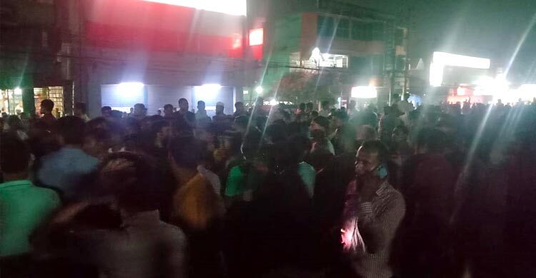 রাস্তা পারাপারের সময় শ্রমিকের মৃত্যু, মহাসড়কে বিক্ষোভ