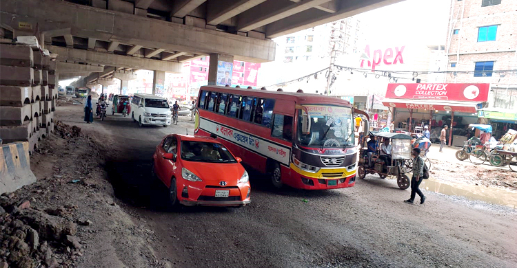 বাড়ি ছুটছেন পোশাক শ্রমিকরা, বিভিন্ন স্থানে যানবাহনের ধীরগতি