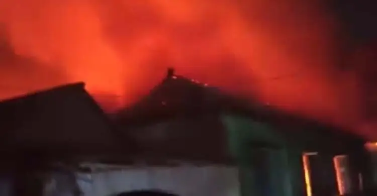 গাজীপুরে গ্যাস সিলিন্ডারের আগুনে পুড়লো ৪২ ঘর