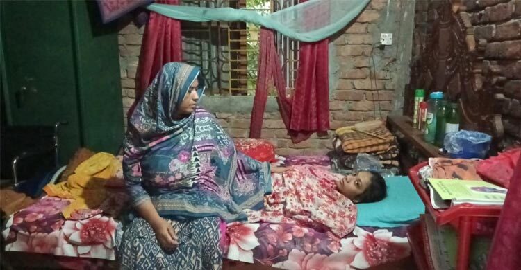 ৯ বছর ধরে বিছানায়, ২ লাখ টাকার জন্য আটকে আছে মুন্নির টিউমার অপারেশন