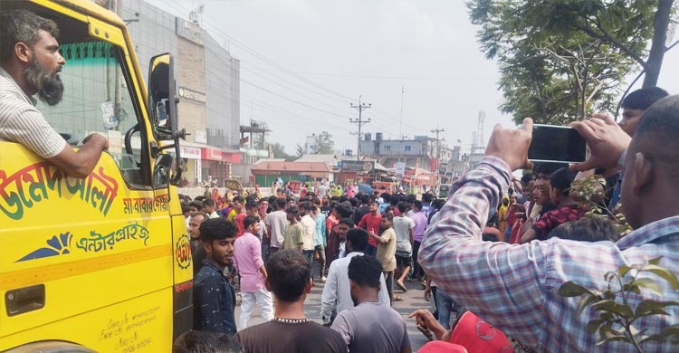 গাজীপুরে বেতনবৃদ্ধির দাবিতে মহাসড়কে শ্রমিকদের বিক্ষোভ