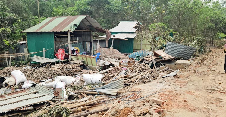 বন বিভাগের উচ্ছেদ অভিযানে গৃহহারা আড়াইশো পরিবার