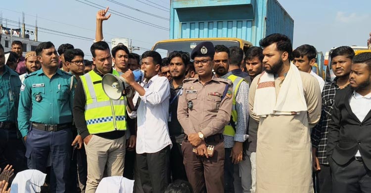 গাজীপুরে ঢাকা-ময়মনসিংহ মহাসড়ক অবরোধ কৃষি ডিপ্লোমা শিক্ষার্থীদের