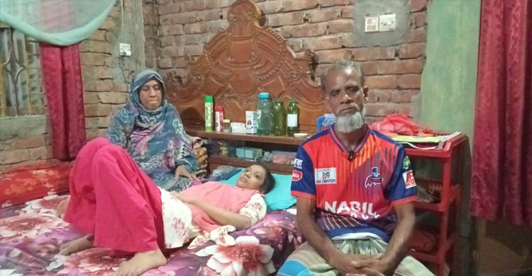 ৯ বছর ধরে বিছানায়, ২ লাখ টাকার জন্য আটকে আছে মুন্নির টিউমার অপারেশন