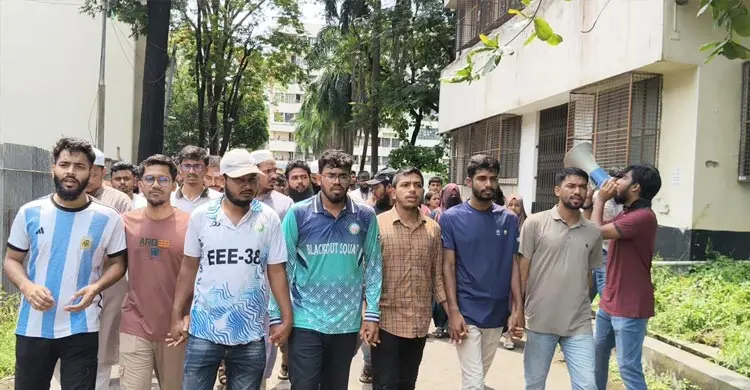 ডুয়েটের সব গেট বন্ধ করে ব্লকেড কর্মসূচিতে শিক্ষার্থীরা