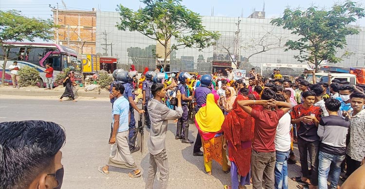 গাজীপুরে বেতনবৃদ্ধির দাবিতে মহাসড়কে শ্রমিকদের বিক্ষোভ