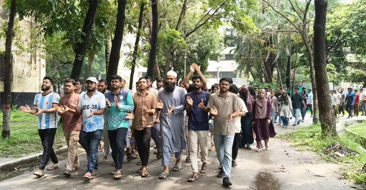ডুয়েটের সব গেট বন্ধ করে ব্লকেড কর্মসূচিতে শিক্ষার্থীরা