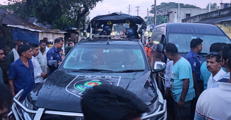 ব্যবসায়ীকে আটকের প্রতিবাদে র‌্যাবের গাড়ি আটকিয়ে বিক্ষোভ