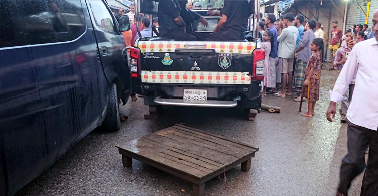 ব্যবসায়ীকে আটকের প্রতিবাদে র‌্যাবের গাড়ি আটকিয়ে বিক্ষোভ
