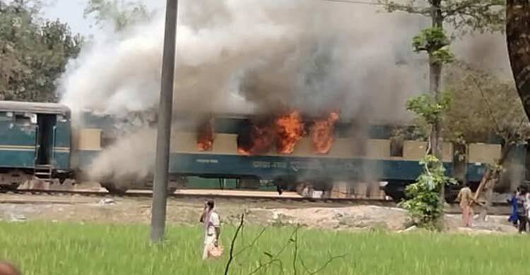 গাজীপুরে ট্রেনের পাওয়ার কারে আগুন, ঢাকা-ময়মনসিংহ রুটে চলাচল বন্ধ
