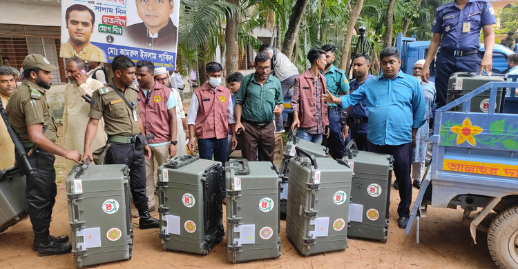 রাত পোহালেই ভোট, কেন্দ্রে যাচ্ছে নির্বাচনী সরঞ্জাম