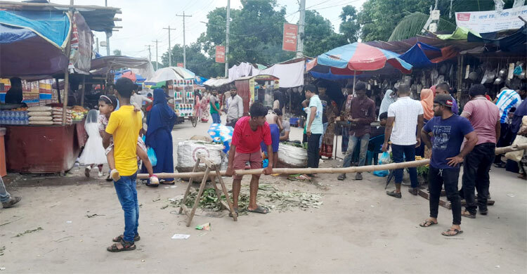 সড়ক বন্ধ করে বসেছে রথমেলা, দুর্ভোগে নগরবাসী