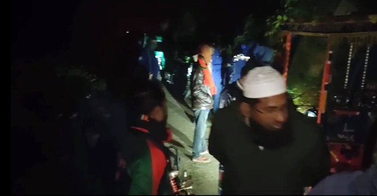 সড়কের পাশে পড়েছিল অটোরিকশাচালকের ক্ষতবিক্ষত মরদেহ