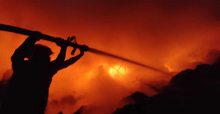 কোনাবাড়িতে ঝুটের গুদামে আগুন