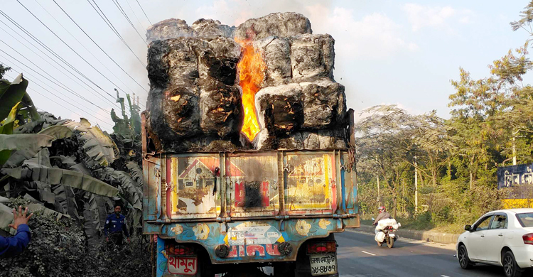 গাজীপুরে তুলাভর্তি ট্রাকে আগুন
