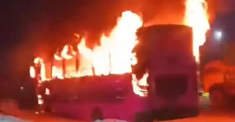 গাজীপুরে আরও এক বাসে আগুন দিলো দুর্বৃত্তরা