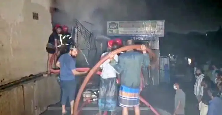 গাজীপুরে পোশাক কারখানায় আগুন, সাড়ে ৫ ঘণ্টার চেষ্টায় নিয়ন্ত্রণে