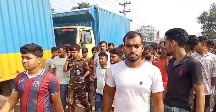 পরিবহন শ্রমিককে পুলিশের মারধর, প্রতিবাদে ঢাকা-ময়মনসিংহ মহাসড়কে বিক্ষোভ