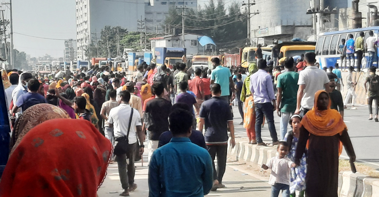 বেতন বাড়ানোর দাবিতে গাজীপুরে পোশাক শ্রমিকদের সড়ক অবরোধ