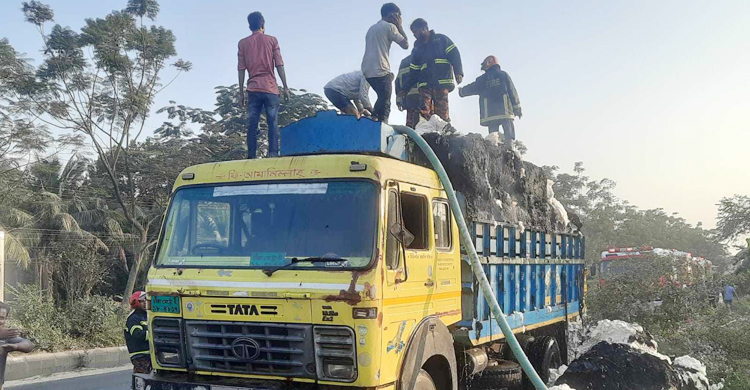 গাজীপুরে তুলাভর্তি ট্রাকে আগুন