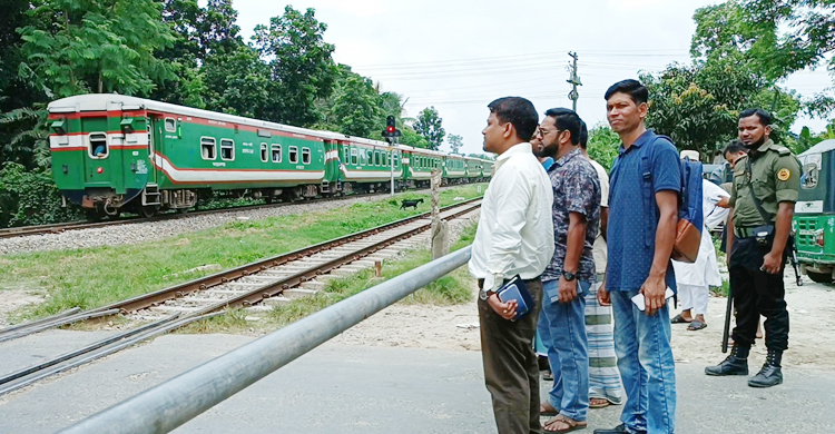 নিজ অর্থায়নে অরক্ষিত রেল ক্রসিংয়ে ব্যারিয়ার দিলেন ইউএনও