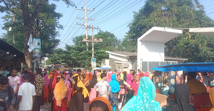 গাজীপুরে বকেয়া বেতনের দাবিতে পোশাকশ্রমিকদের বিক্ষোভ