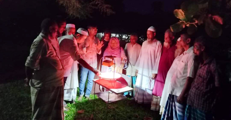 ফসলের মাঠে আলোর ফাঁদ