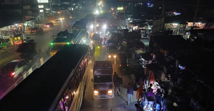 গাজীপুরে দুই মহাসড়কে থেমে থেমে চলছে যানবাহন, বাঁধছে যানজট