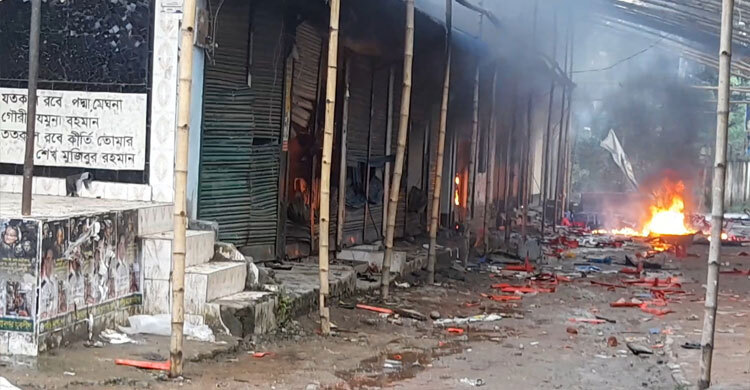 গাজীপুর জেলা ও মহানগর আওয়ামী লীগ কার্যালয়ে আগুন