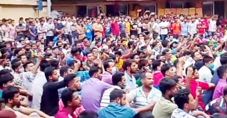গাজীপুরে বকেয়া নাইট বিল-ছুটির টাকার দাবিতে শ্রমিক বিক্ষোভ