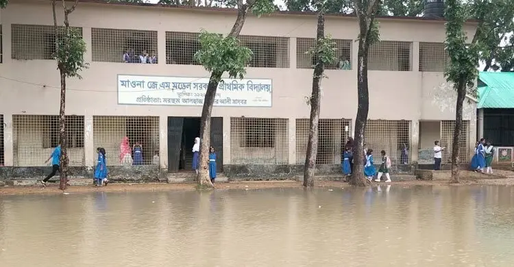 সামান্য বৃষ্টিতেই ডুবে যায় স্কুলমাঠ
