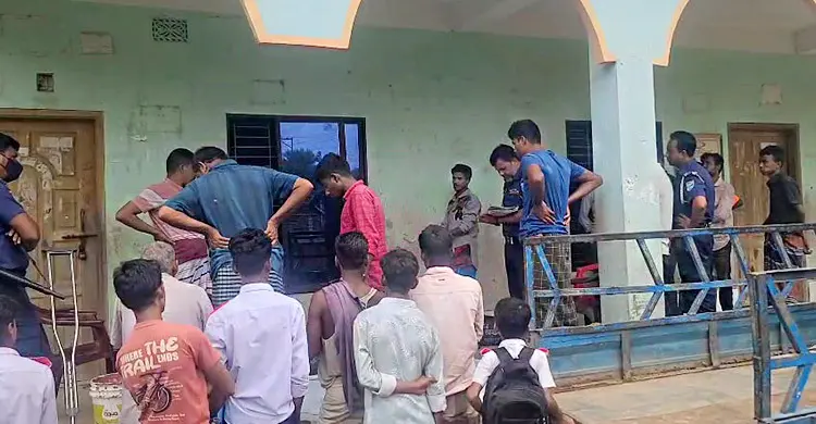 স্কুলে পড়েছিল ‘ভিক্ষুকের’ মরদেহ, ব্যাগে মিললো ৭০ হাজার টাকা