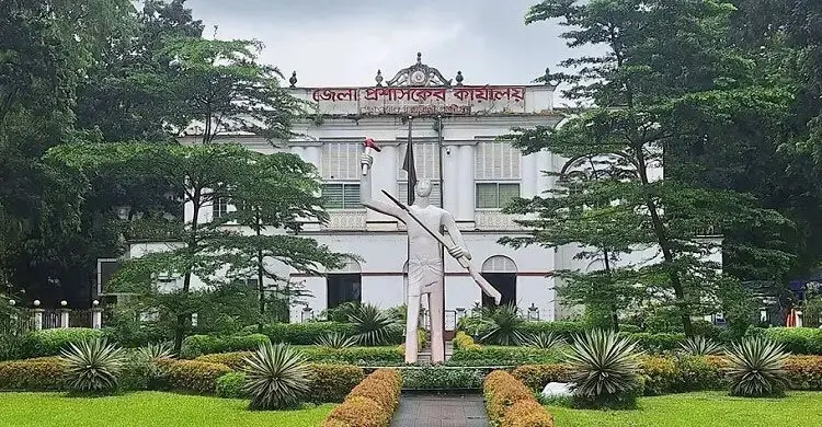 ছেলের বিরুদ্ধে অভিযোগ নিয়ে ডিসির কাছে অশীতিপর বাবা-মা