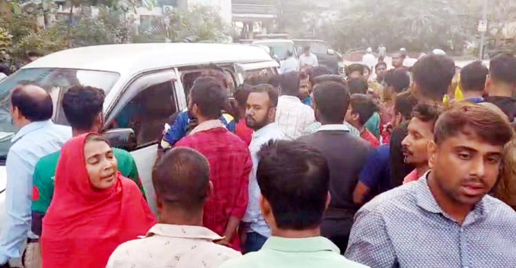 টঙ্গীতে পোশাক কারখানায় হঠাৎ শতাধিক শ্রমিক অসুস্থ