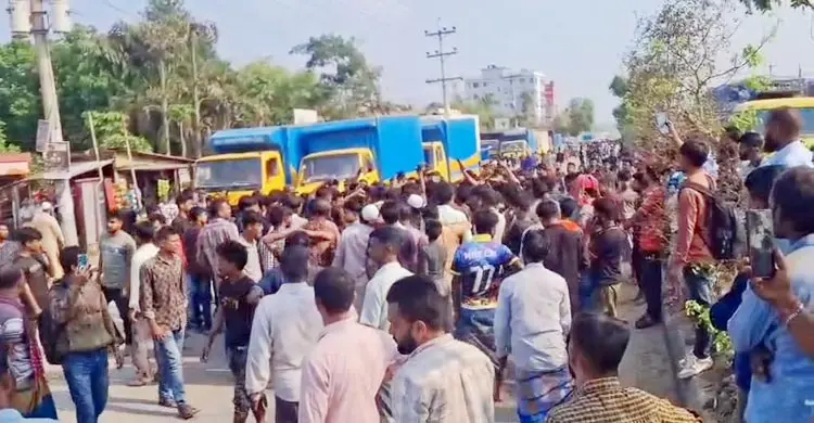 পরিবহন শ্রমিককে পুলিশের মারধর, প্রতিবাদে ঢাকা-ময়মনসিংহ মহাসড়কে বিক্ষোভ
