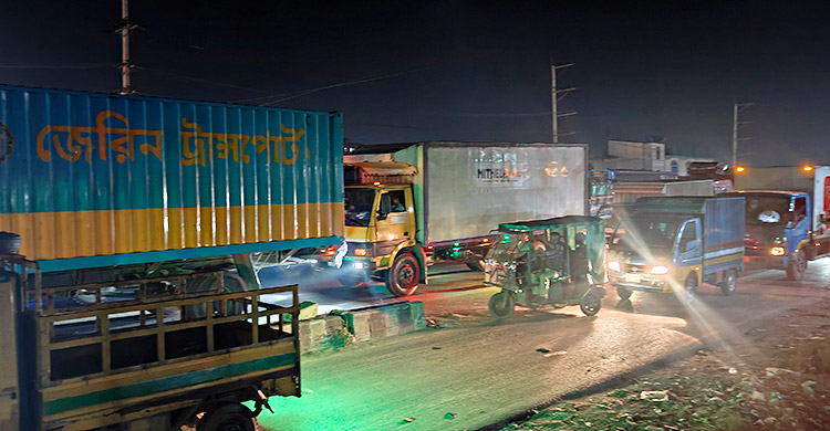 ঈদযাত্রায় বৃষ্টির হানা ২০ কিলোমিটার যানজট